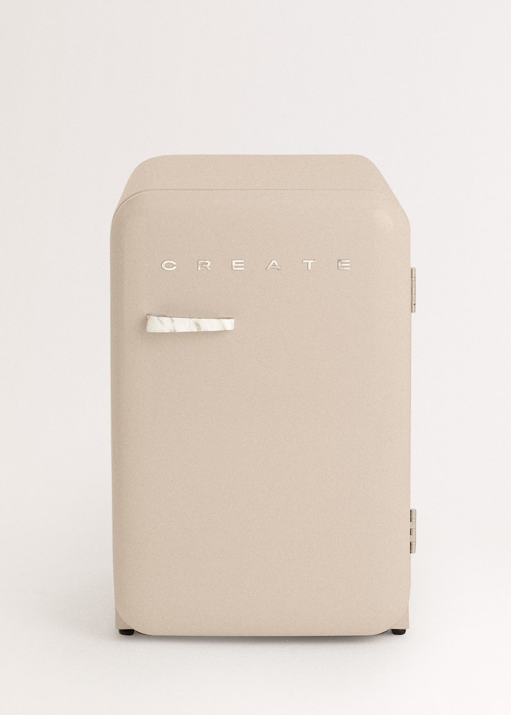 Un minirefrigerador beige con mango de mármol, la palabra CREATE arriba.