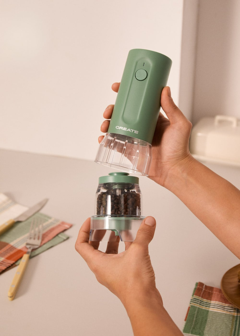 Molino de pimienta eléctrico verde se desarma para llenarlo.