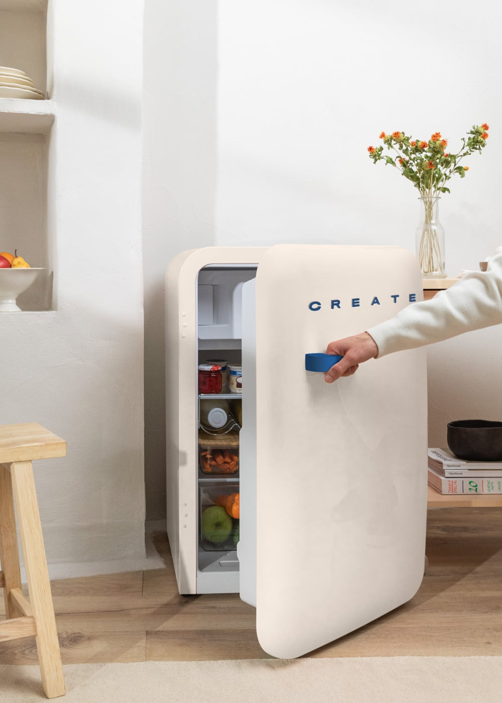 Un refrigerador color crema con la puerta abierta. Hay alimentos visibles dentro.