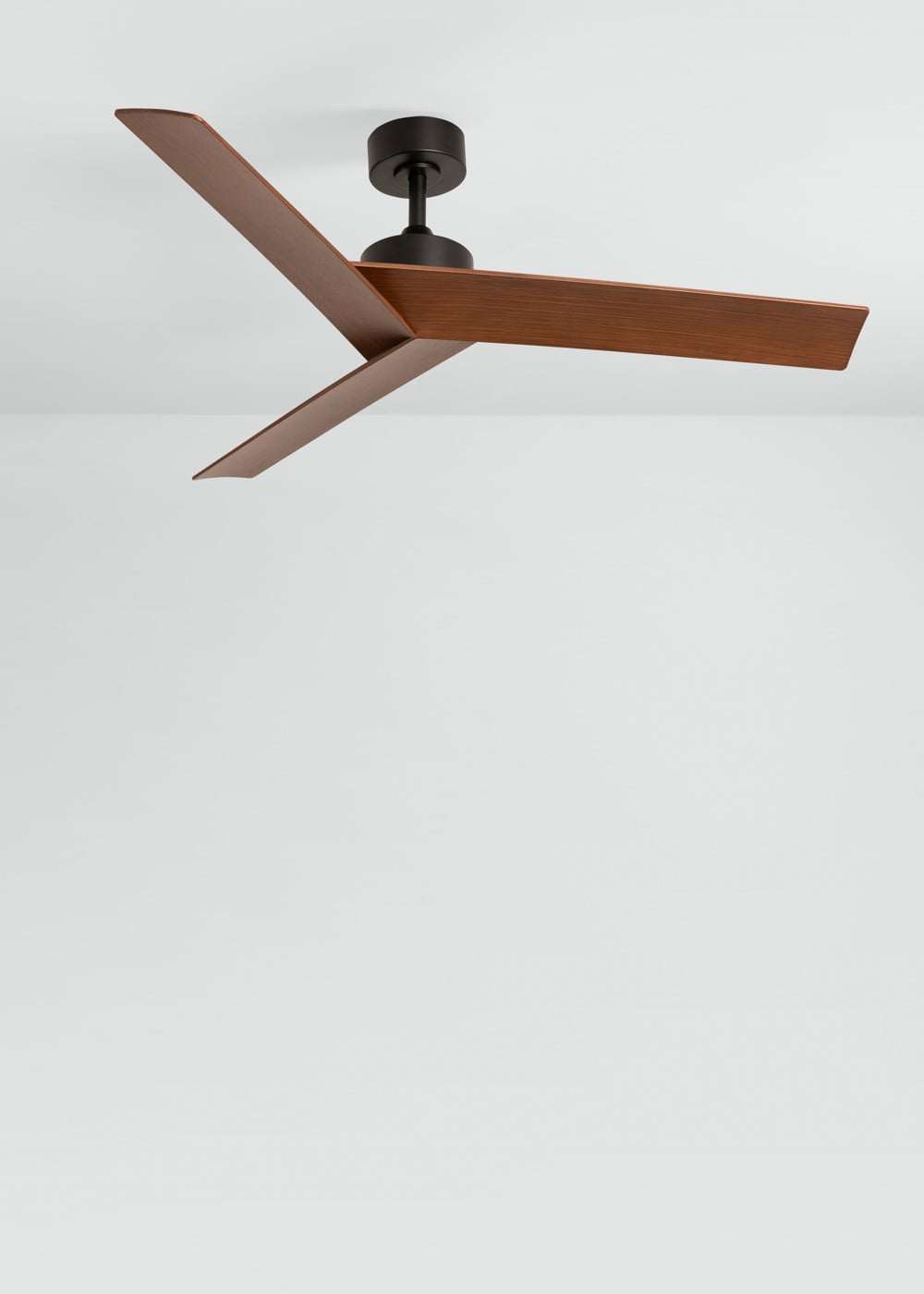 Un ventilador de techo moderno con tres aspas de madera y carcasa negra.