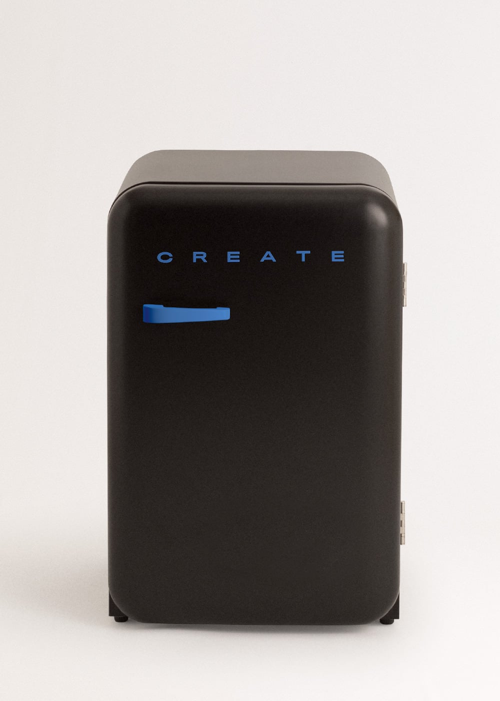 Pequeño refrigerador negro con letras azules 'CREATE' y un asa azul.