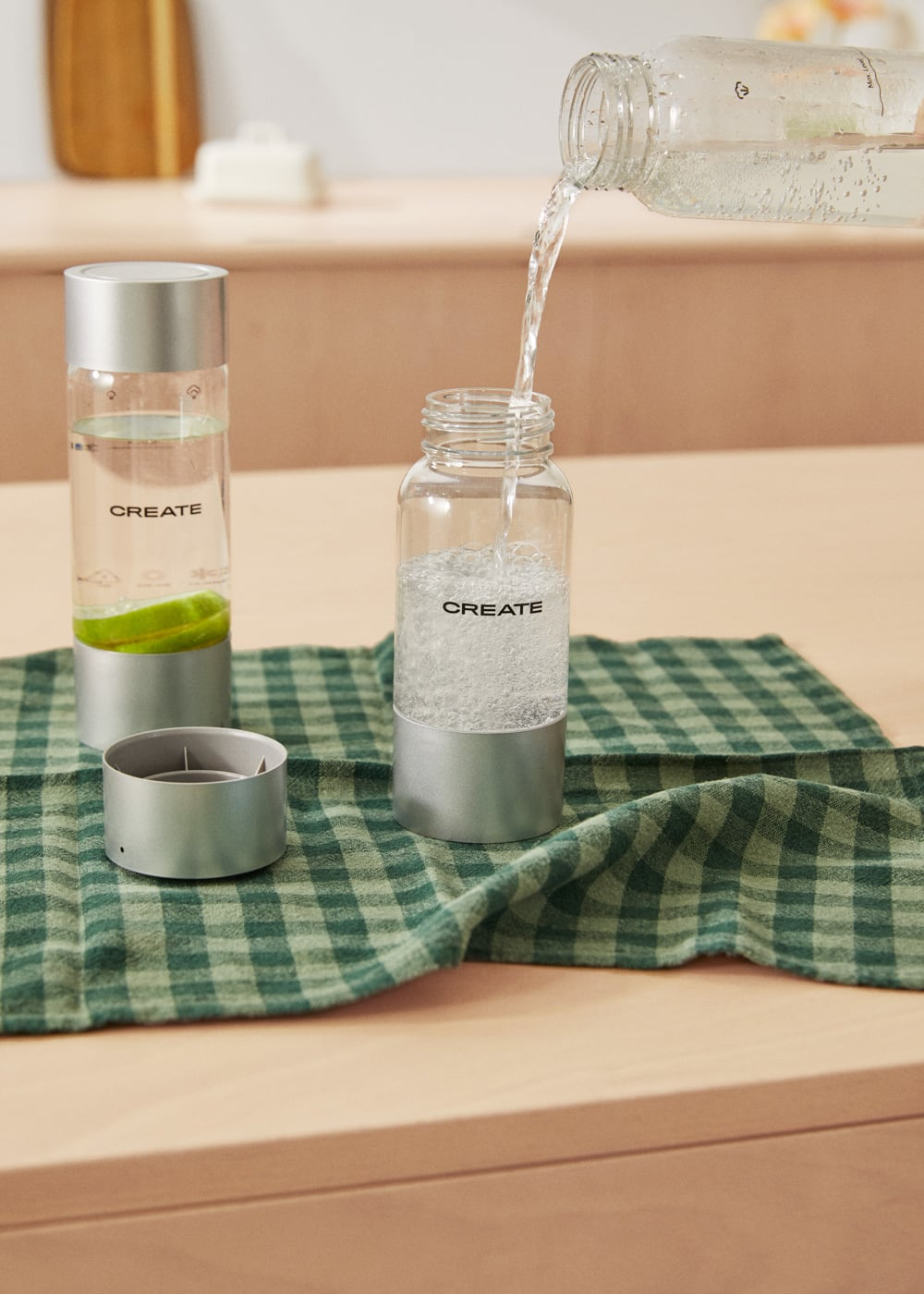 El agua se vierte de una botella a un recipiente con la etiqueta "CREATE".