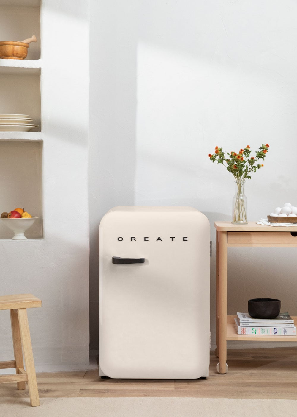 Un refrigerador retro color crema con la palabra CREATE.