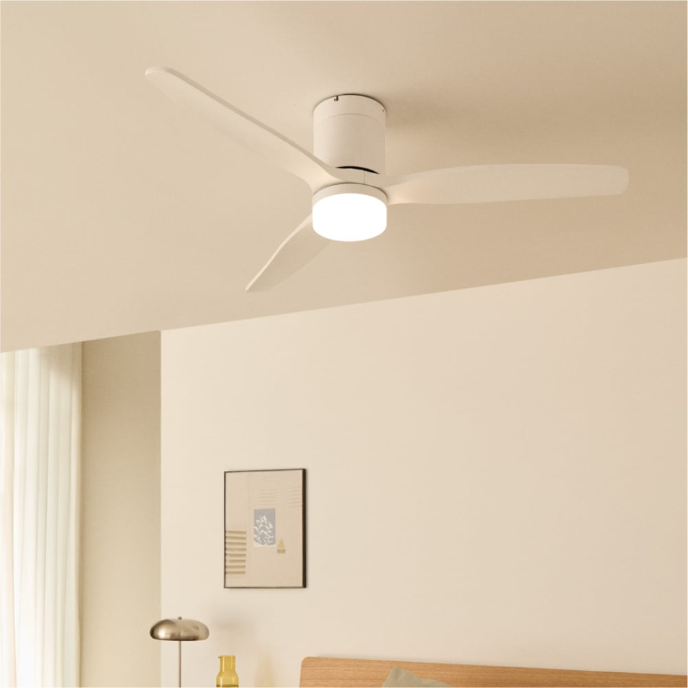 Un ventilador de techo blanco con luz está montado en el techo.