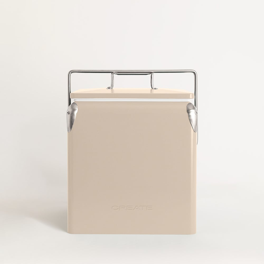 Una nevera beige con asa plateada y detalles sobre fondo blanco.