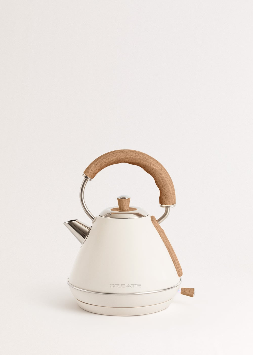 Una tetera color crema con asa y detalles de madera sobre fondo blanco.