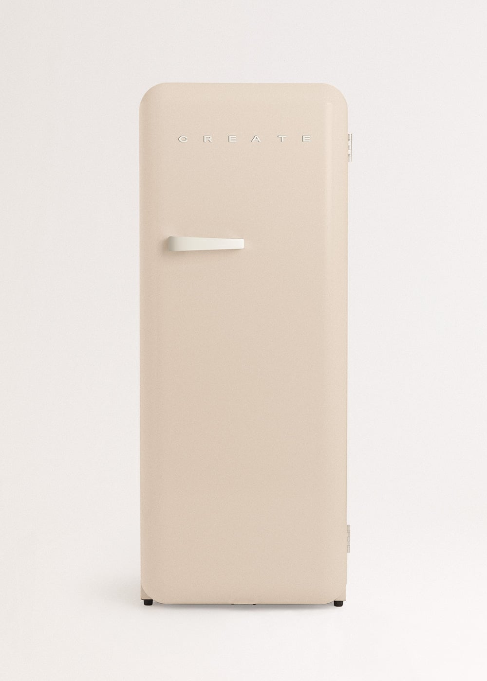 Un refrigerador color crema con un asa plateada y la palabra CREATE.