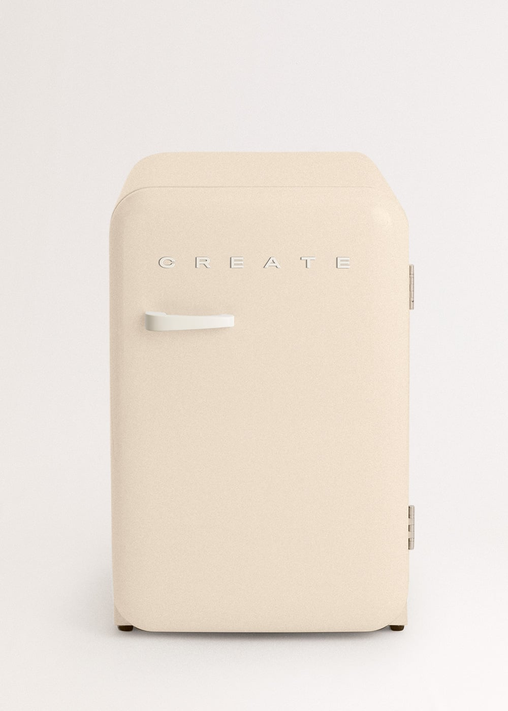 Un minirrefrigerador color crema con la palabra CREATE.