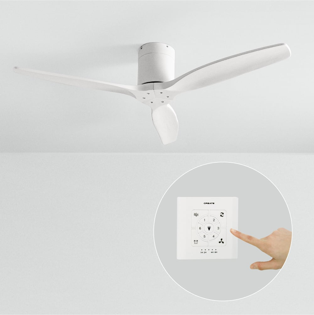 Un ventilador de techo blanco de tres aspas y un mando a distancia con botones.