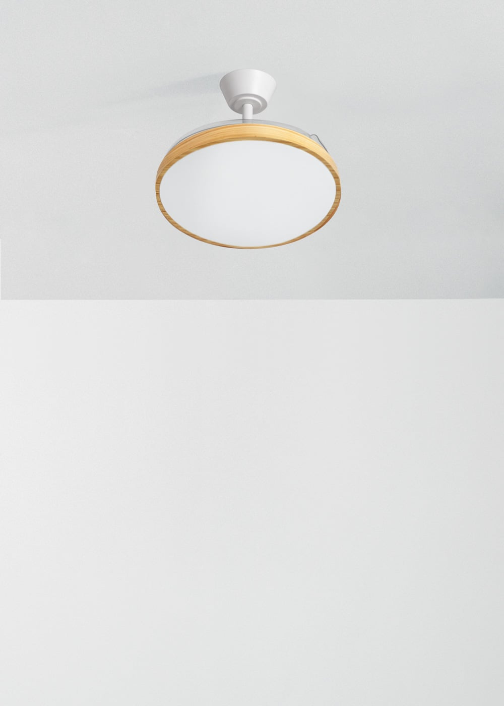 Una luz de techo blanca con borde de madera y ventilador integrado.