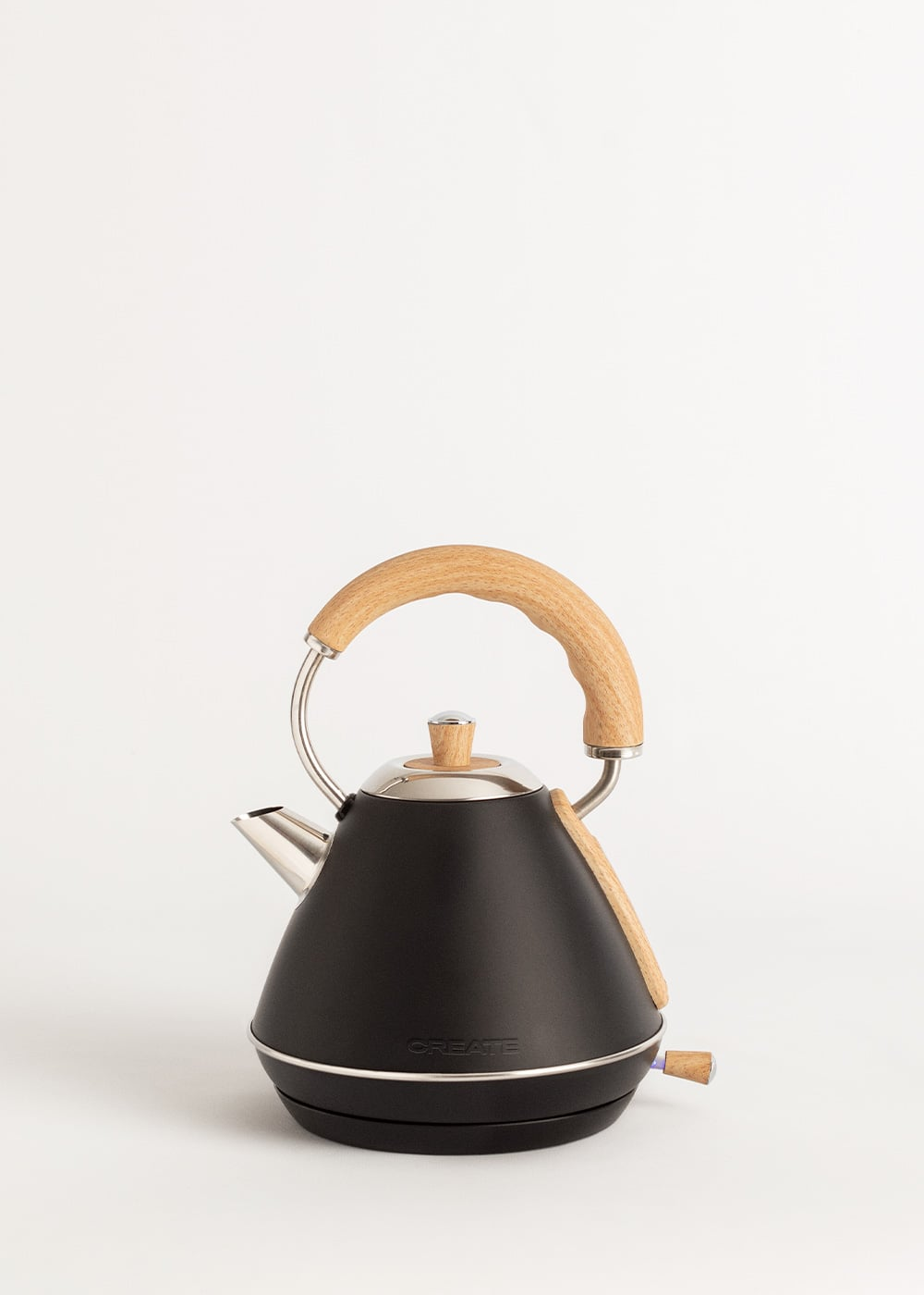 Tetera negra con mango de madera, pico y base de metal sobre fondo blanco.