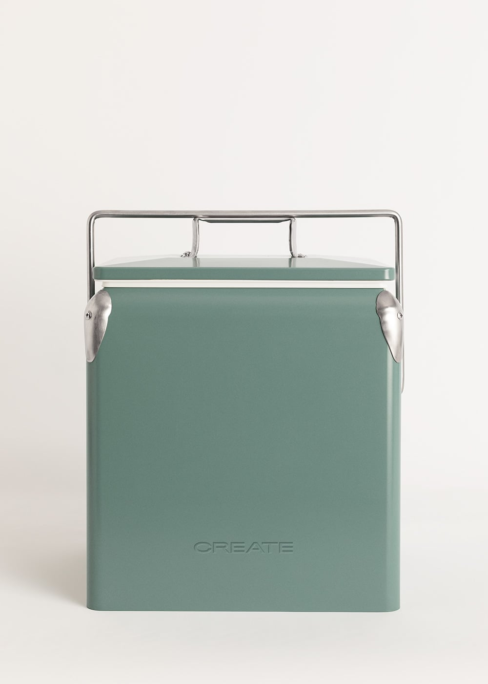Una nevera verde con asa y detalles plateados sobre fondo blanco.