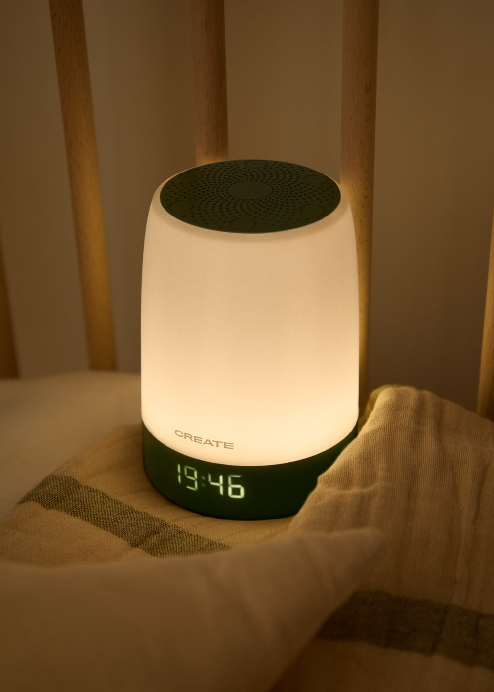 Un altavoz de lámpara de noche brillante que muestra la hora 19:46.