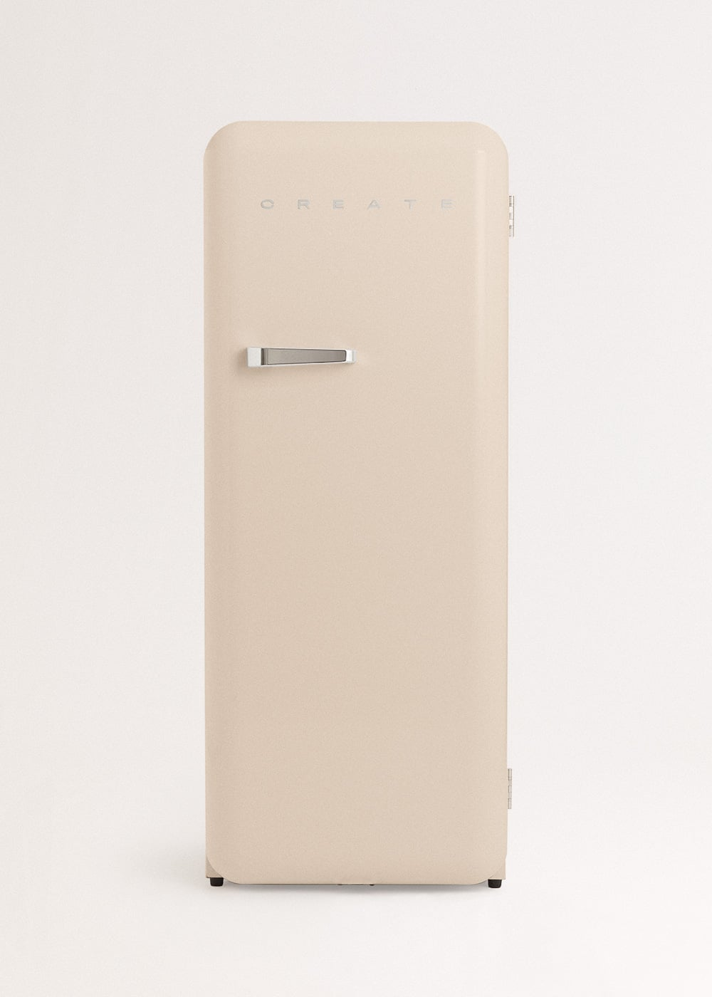 Un refrigerador color crema con un asa plateada y la palabra CREATE.