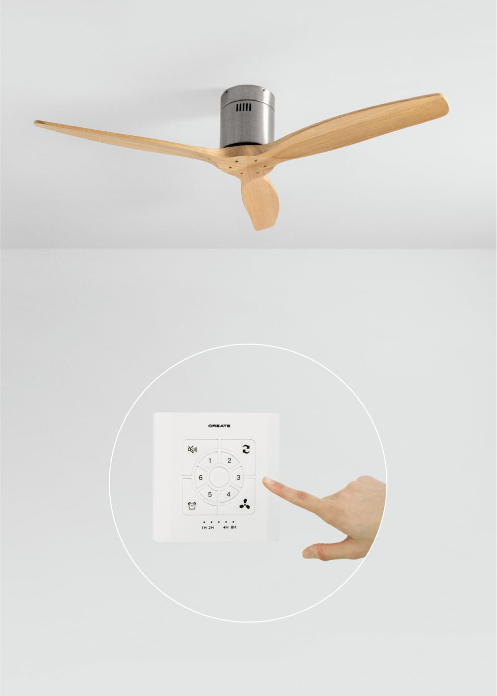 Ventilador de techo con aspas de madera y control remoto operado por una mano.