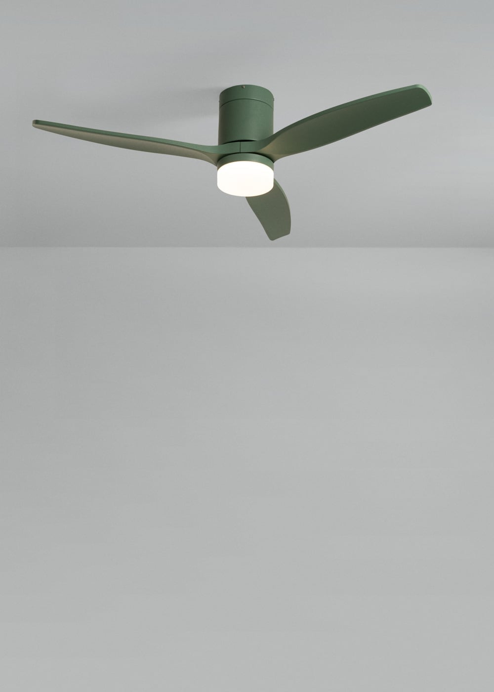 Ventilador de techo verde de tres aspas con luz integrada y encendida.