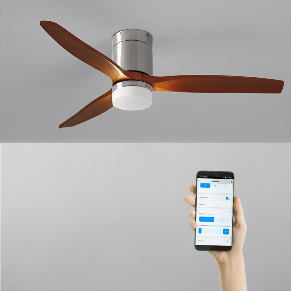 Ventilador de techo moderno con aspas de madera y luz, controlado por app móvil.