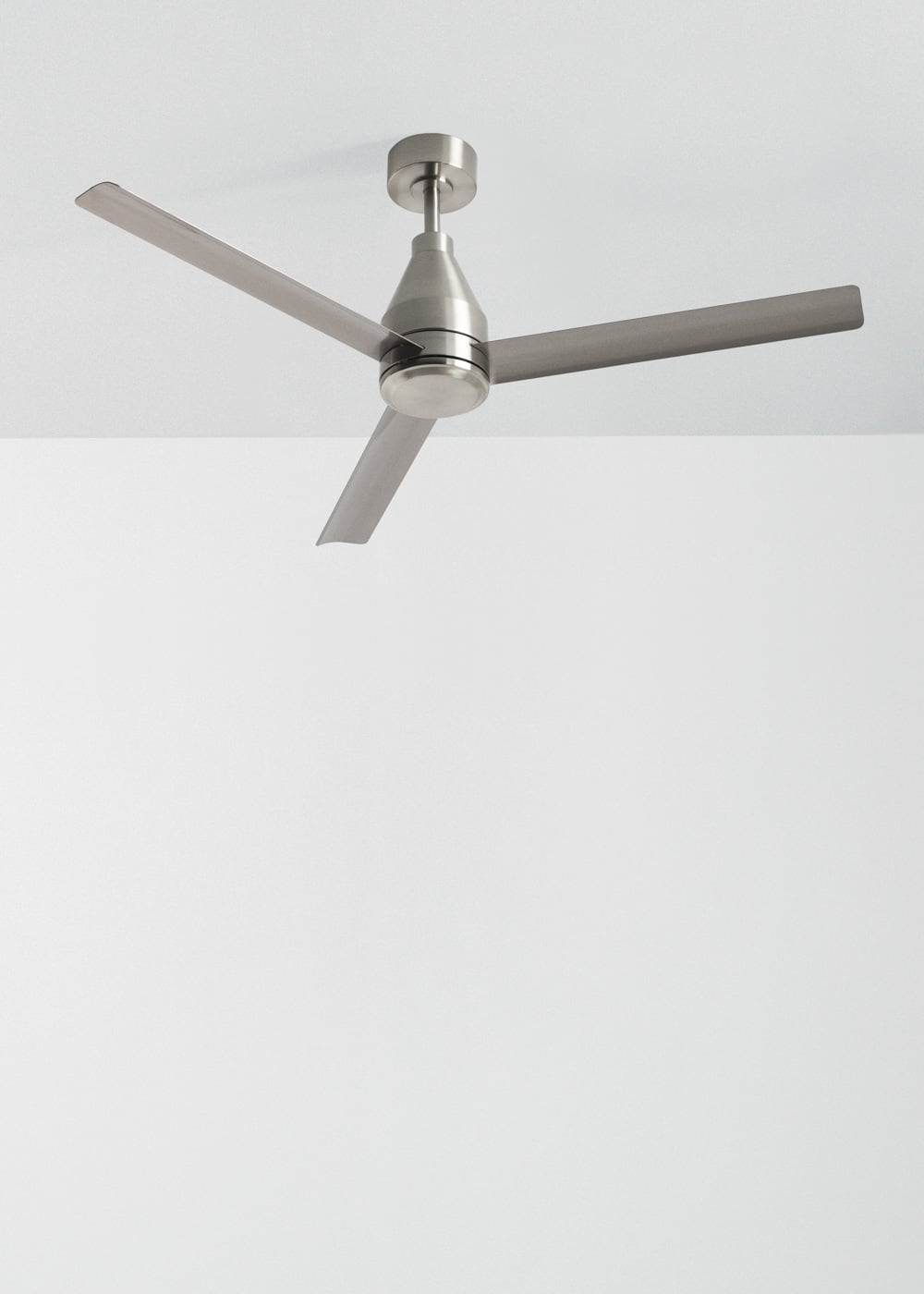 Un ventilador de techo moderno de metal cepillado con tres aspas.
