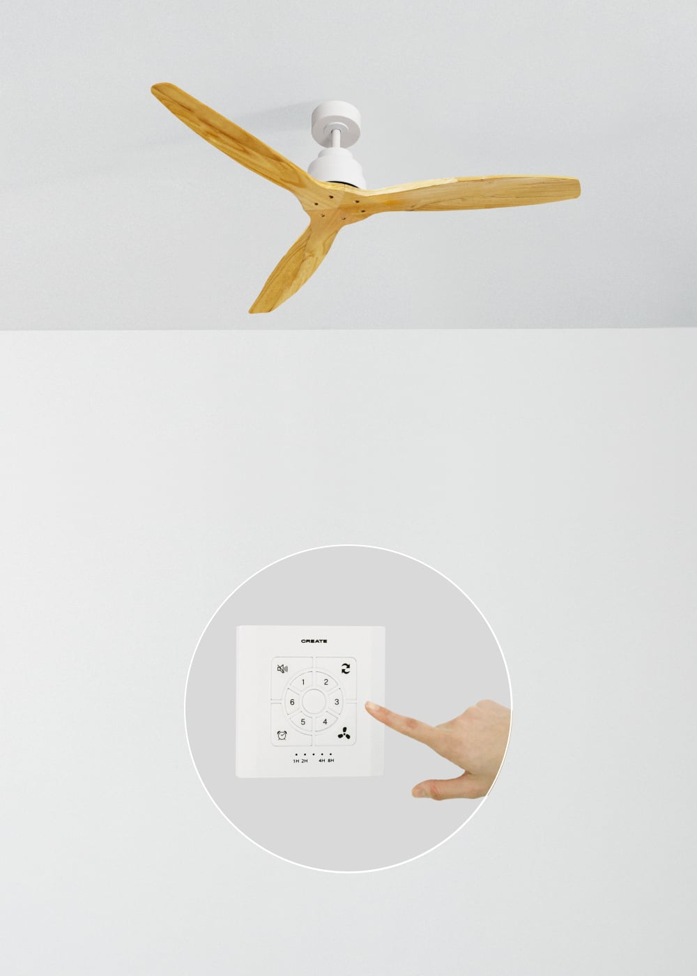 Un ventilador de techo blanco con aspas de madera está montado en un techo blanco. Debajo, una mano presiona un botón en un control remoto blanco.