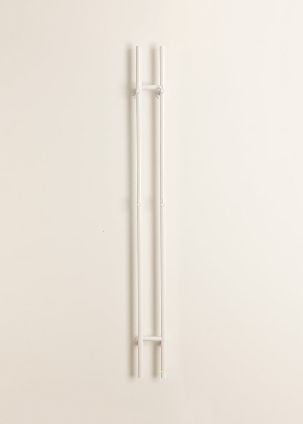 Un soporte metálico estrecho y blanco con dos barras verticales y soportes horizontales.
