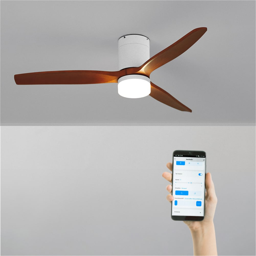 Ventilador de techo con aspas de madera y luz, controlado por smartphone.