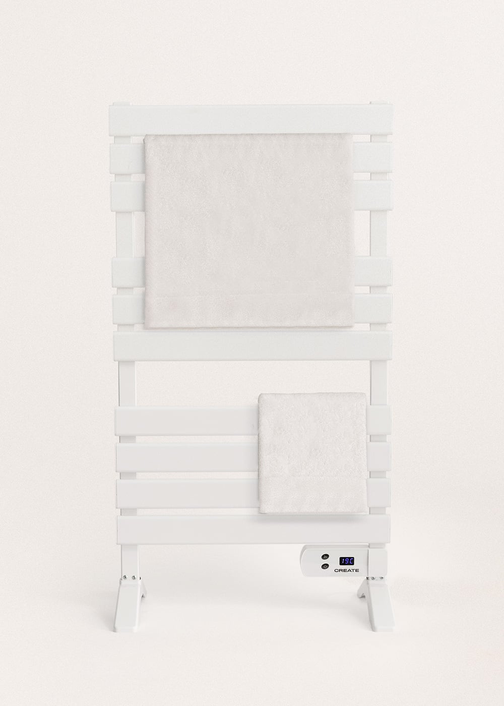Un toallero eléctrico blanco con dos toallas blancas y una pantalla digital.