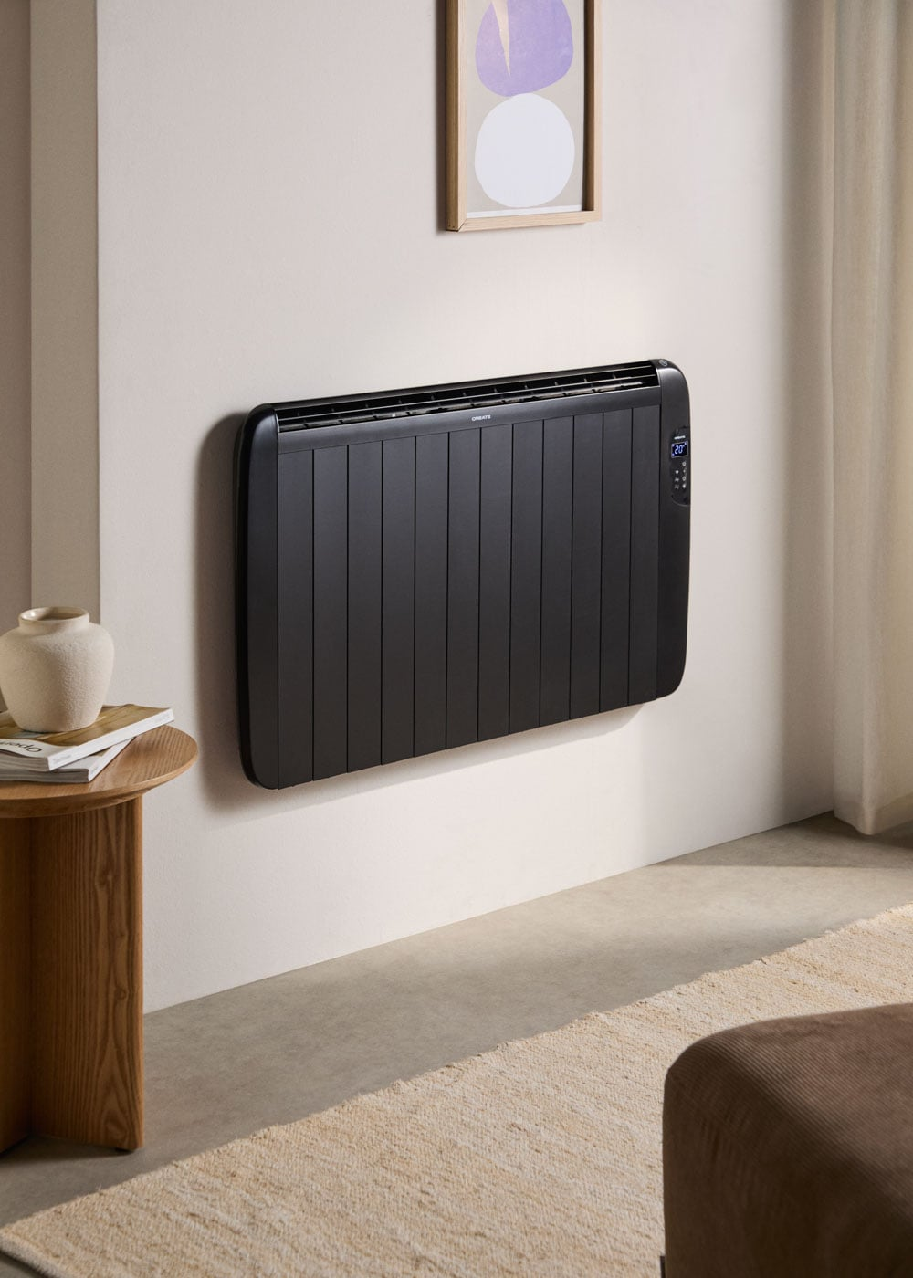 Un radiador negro montado en una pared blanca, con una mesa auxiliar de madera.