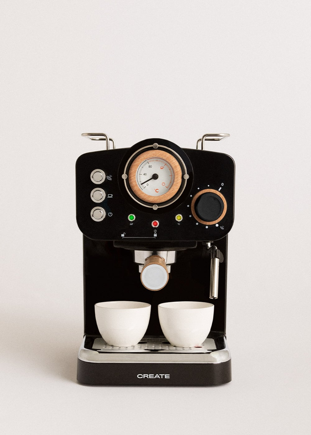 Una máquina de espresso negra con dos tazas blancas y un termómetro.