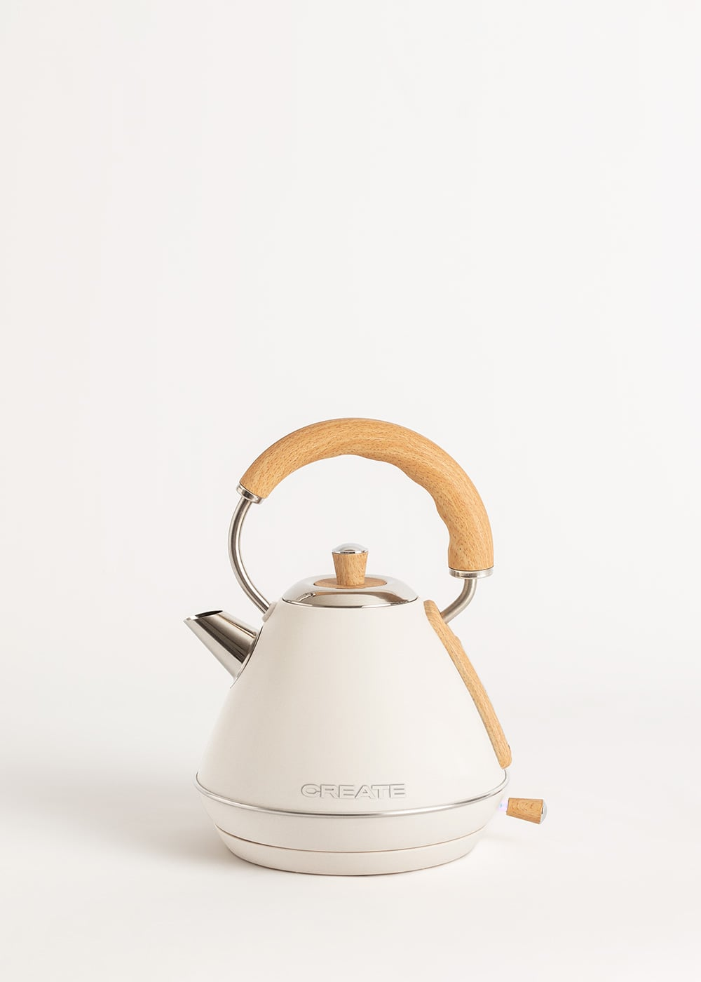 Una tetera blanca con asa de madera y detalles de madera sobre fondo blanco.
