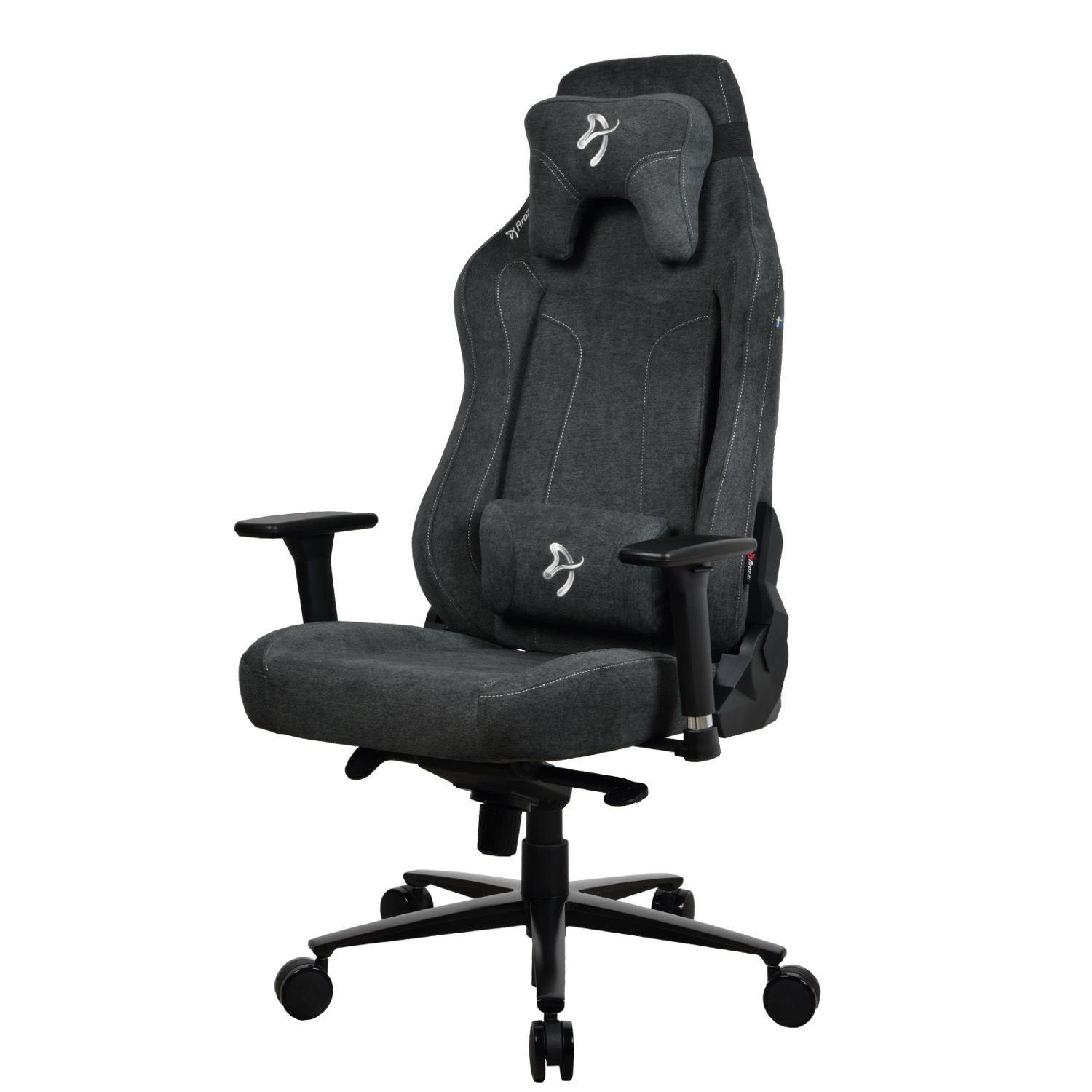 Ein dunkler Gaming-Stuhl mit Kopf- und Lendenkissen, weien Nähten und Rollen.
