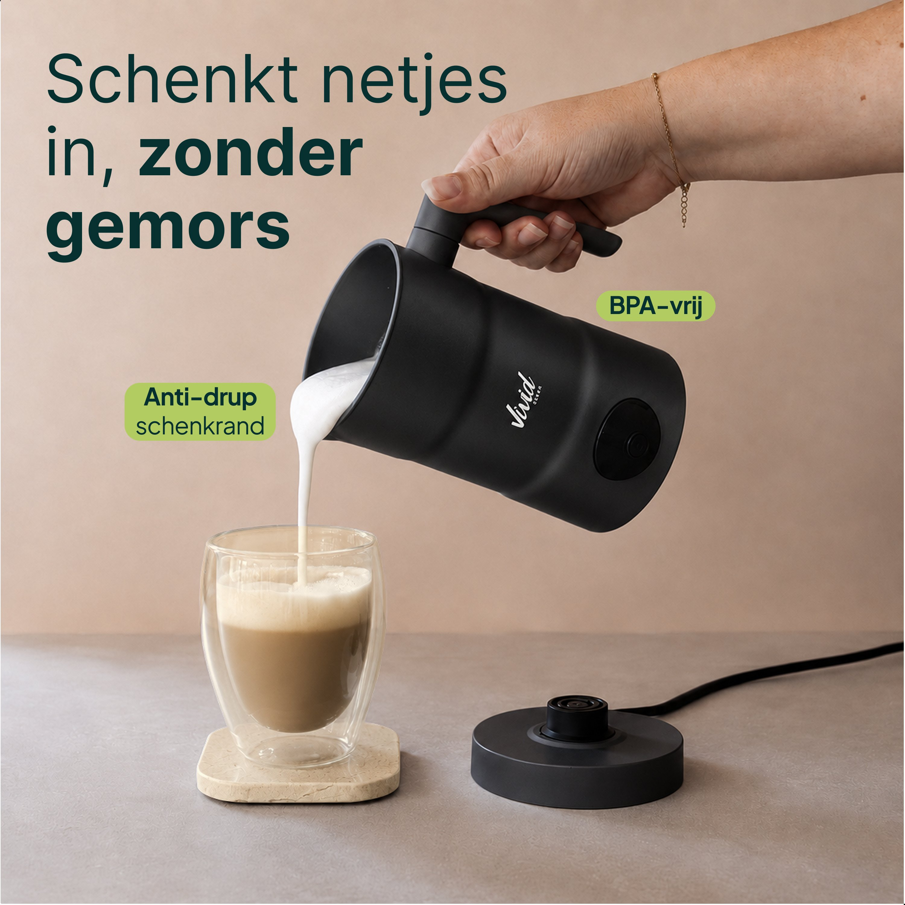 Een zwarte melkopschuimer schenkt schuim in een glas. BPA-vrij.