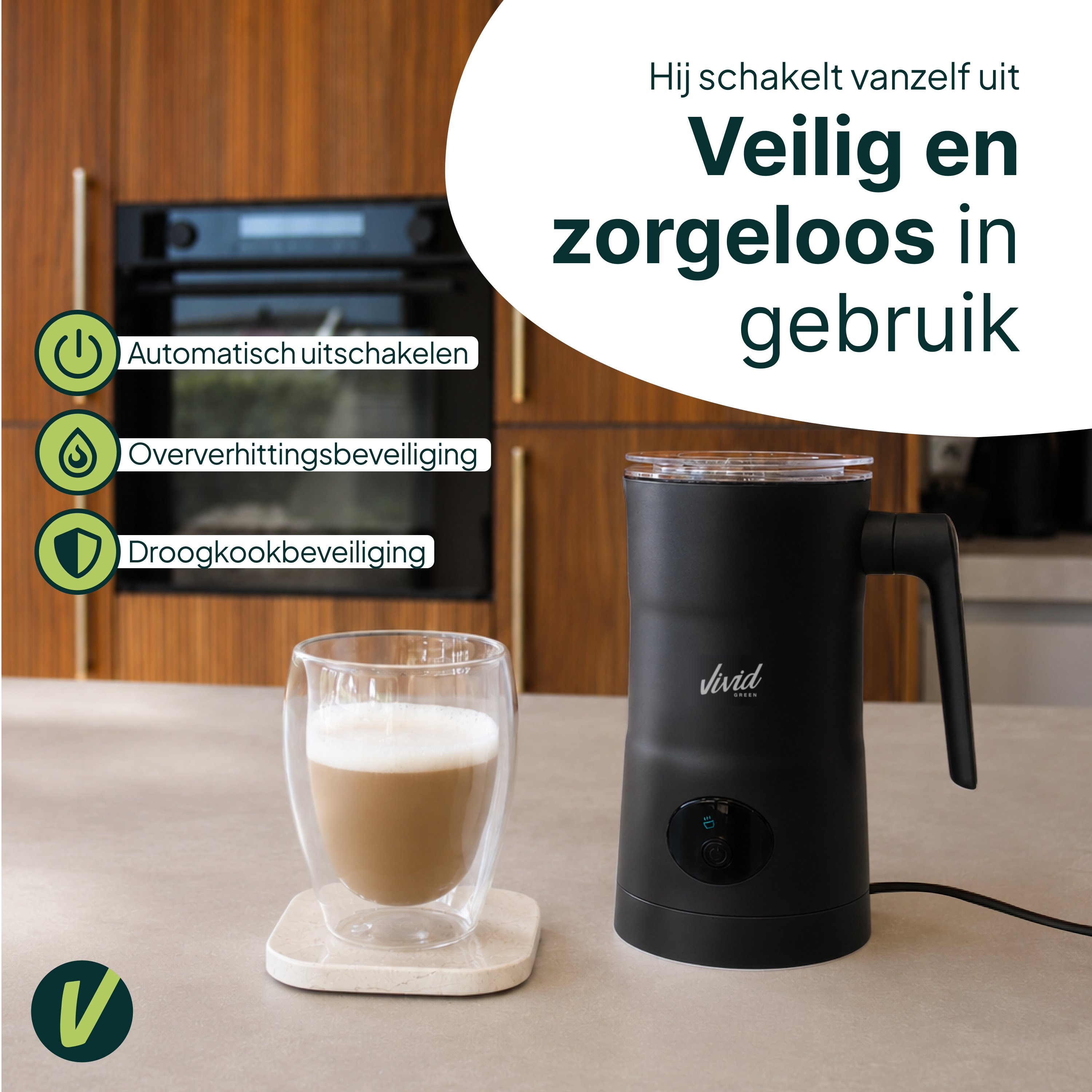 Zwarte melkopschuimer met glas naast keukenkastjes en tekst.