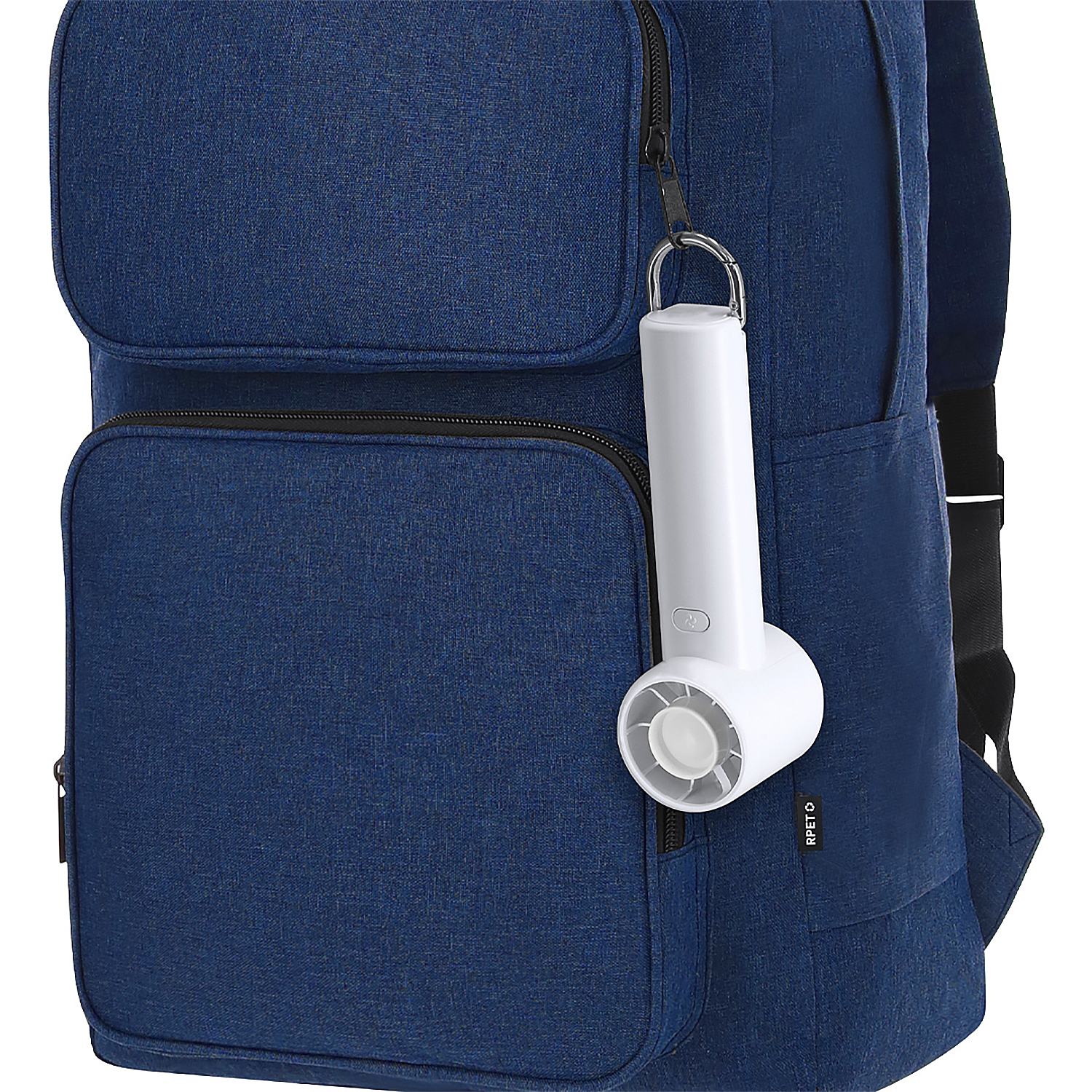 Un mini ventilador blanco cuelga de una mochila azul.