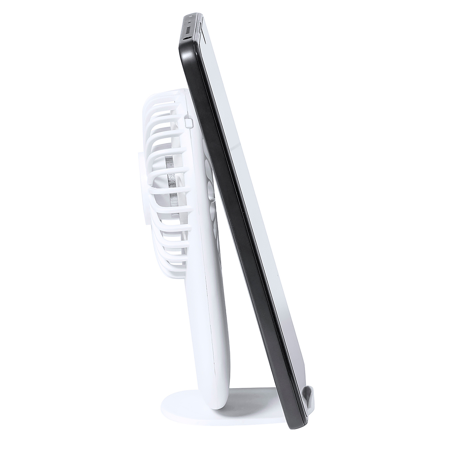 Un ventilador blanco se apoya en una base detrs de un smartphone negro.