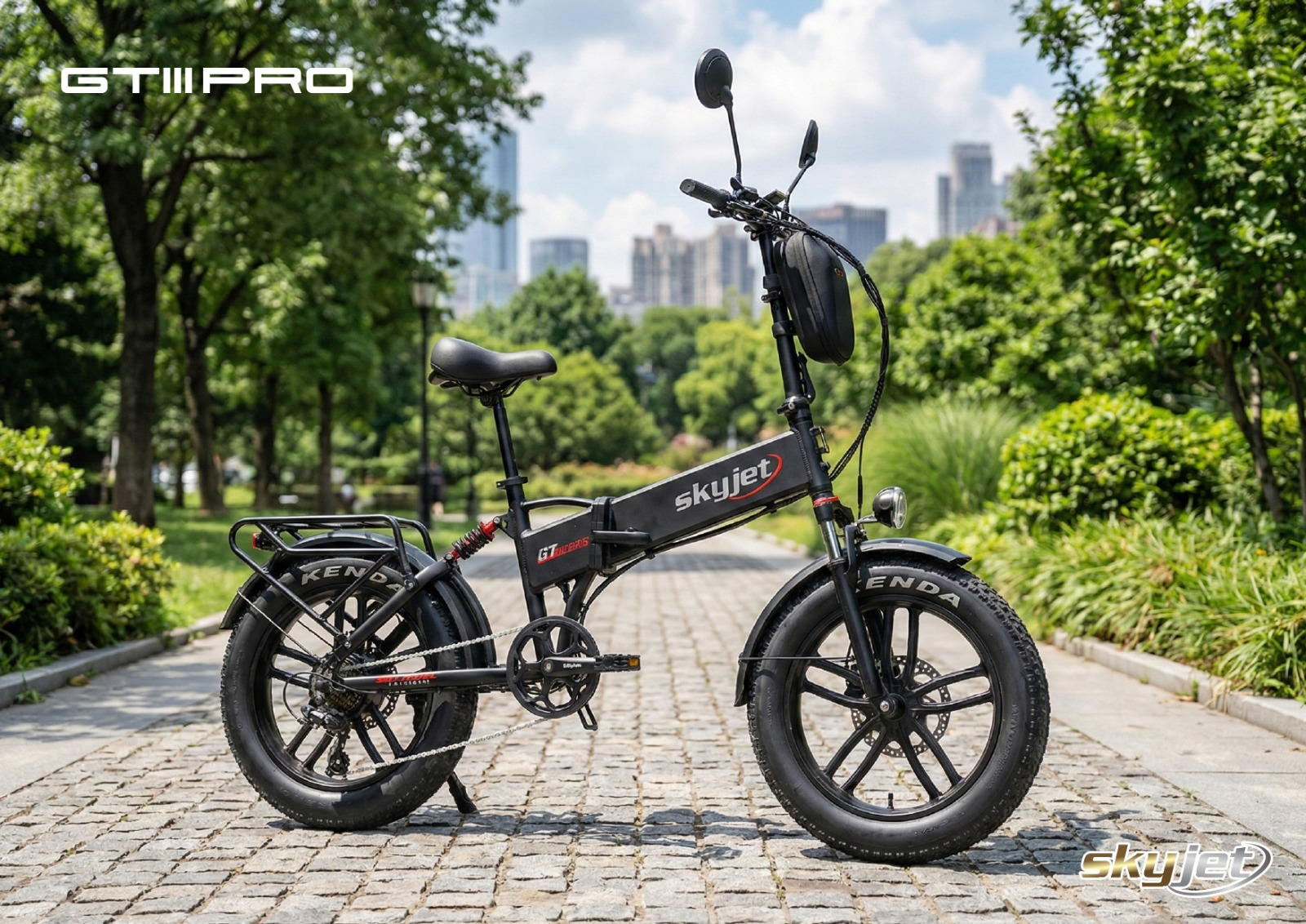 Parkta, Arnavut kaldırımlı yolda park edilmiş siyah bir Skyjet elektrikli bisiklet.
