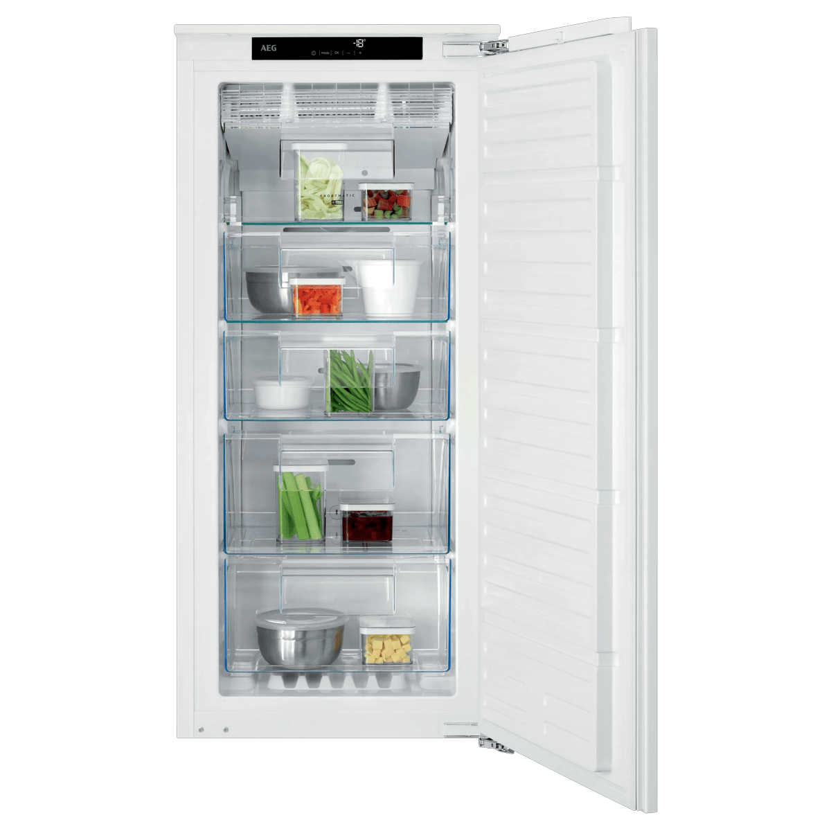 Un refrigerador blanco con la puerta abierta, lleno de comida en cajones.