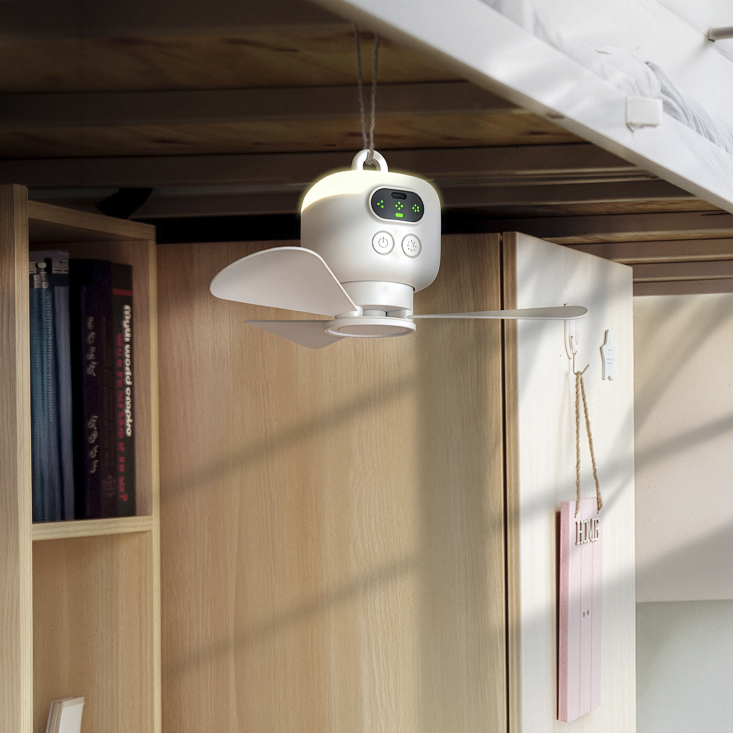 Un ventilador portátil blanco cuelga del techo, sobre una estantería y un armario.