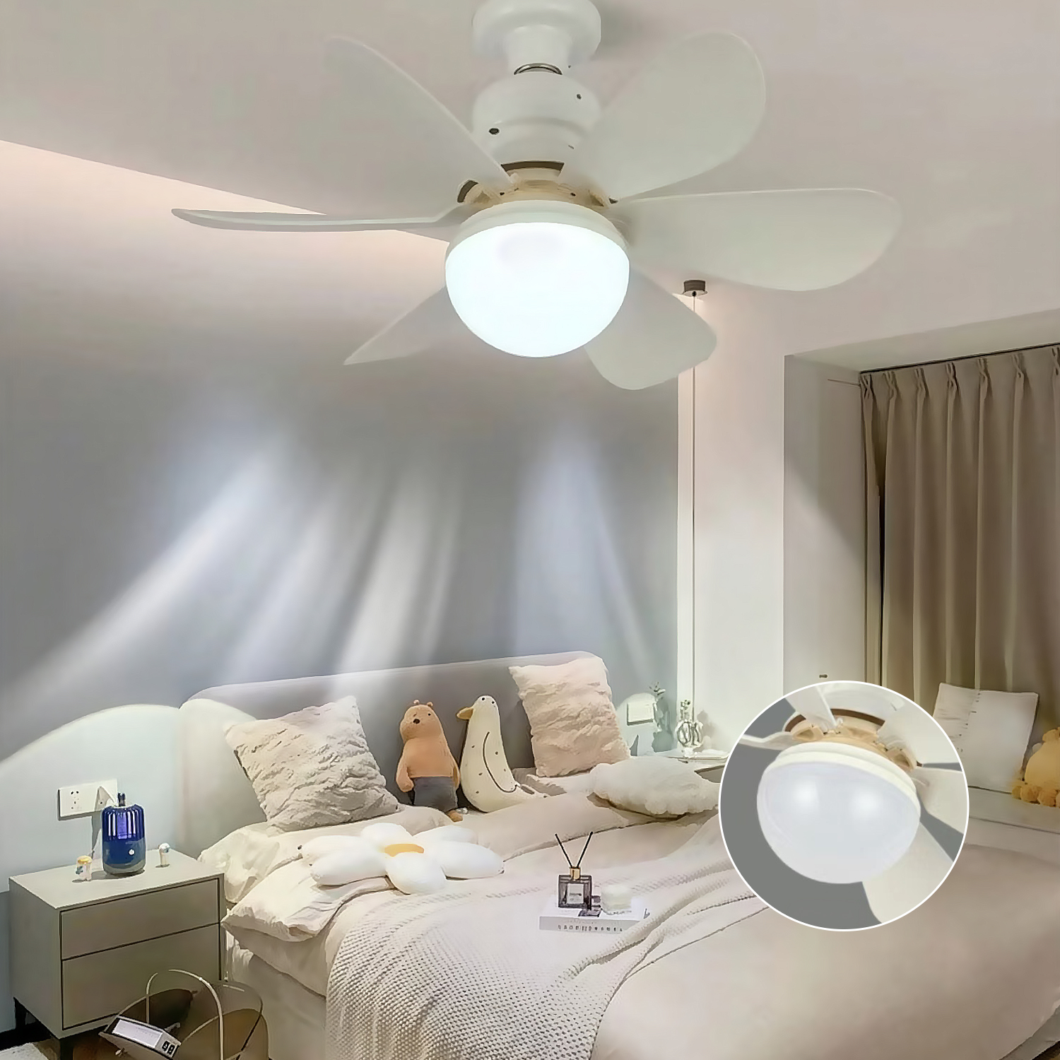 Un ventilador de techo blanco con luz sobre una cama con cojines y juguetes.