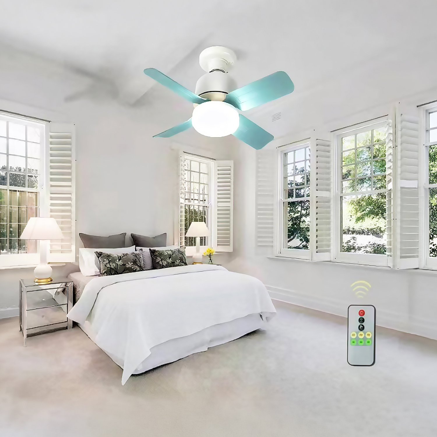 Un dormitorio con una cama, un ventilador de techo con aspas azules y un icono de control remoto.