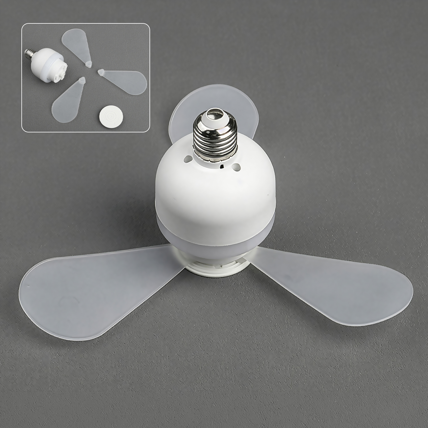 Un ventilador blanco con base de bombilla y tres aspas translúcidas.