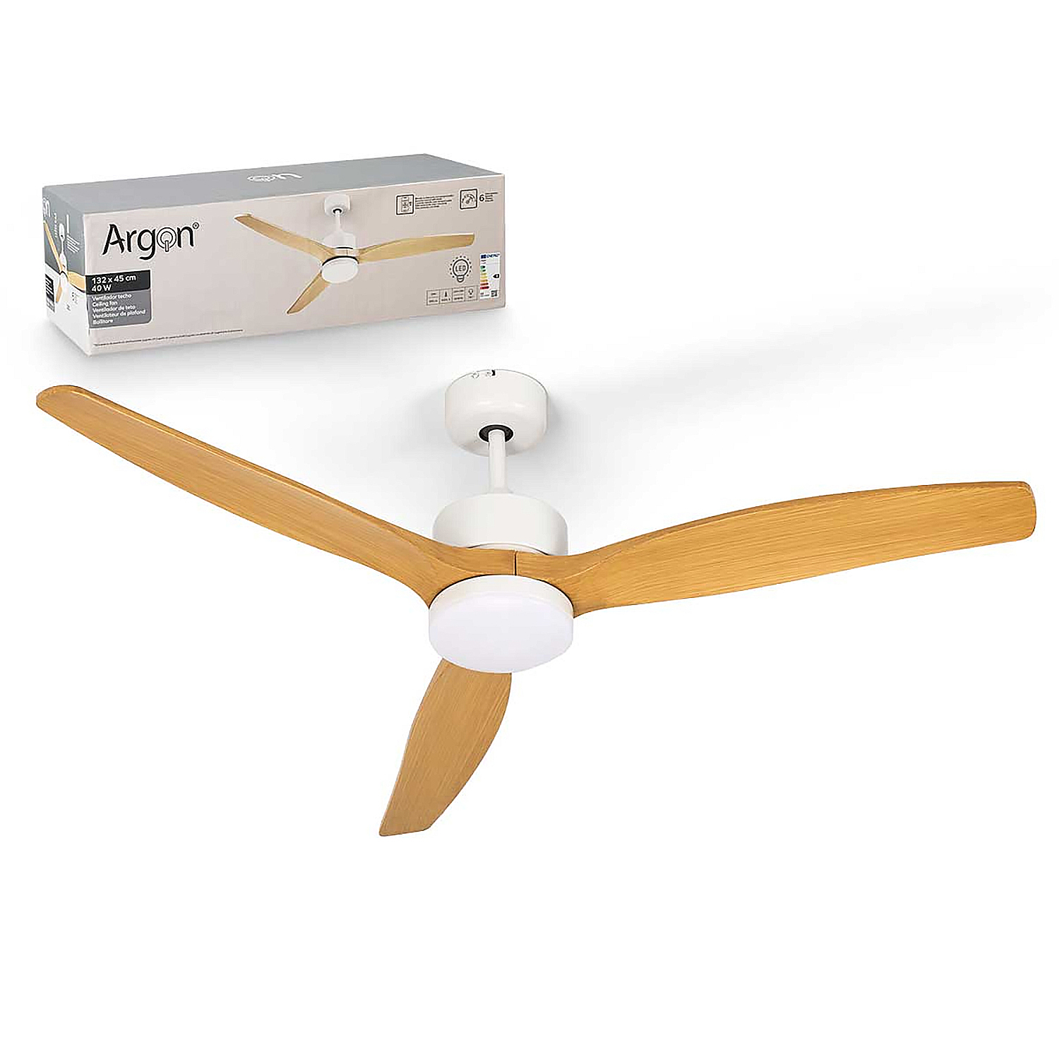 Un ventilador de techo blanco con tres aspas de madera y luz LED.