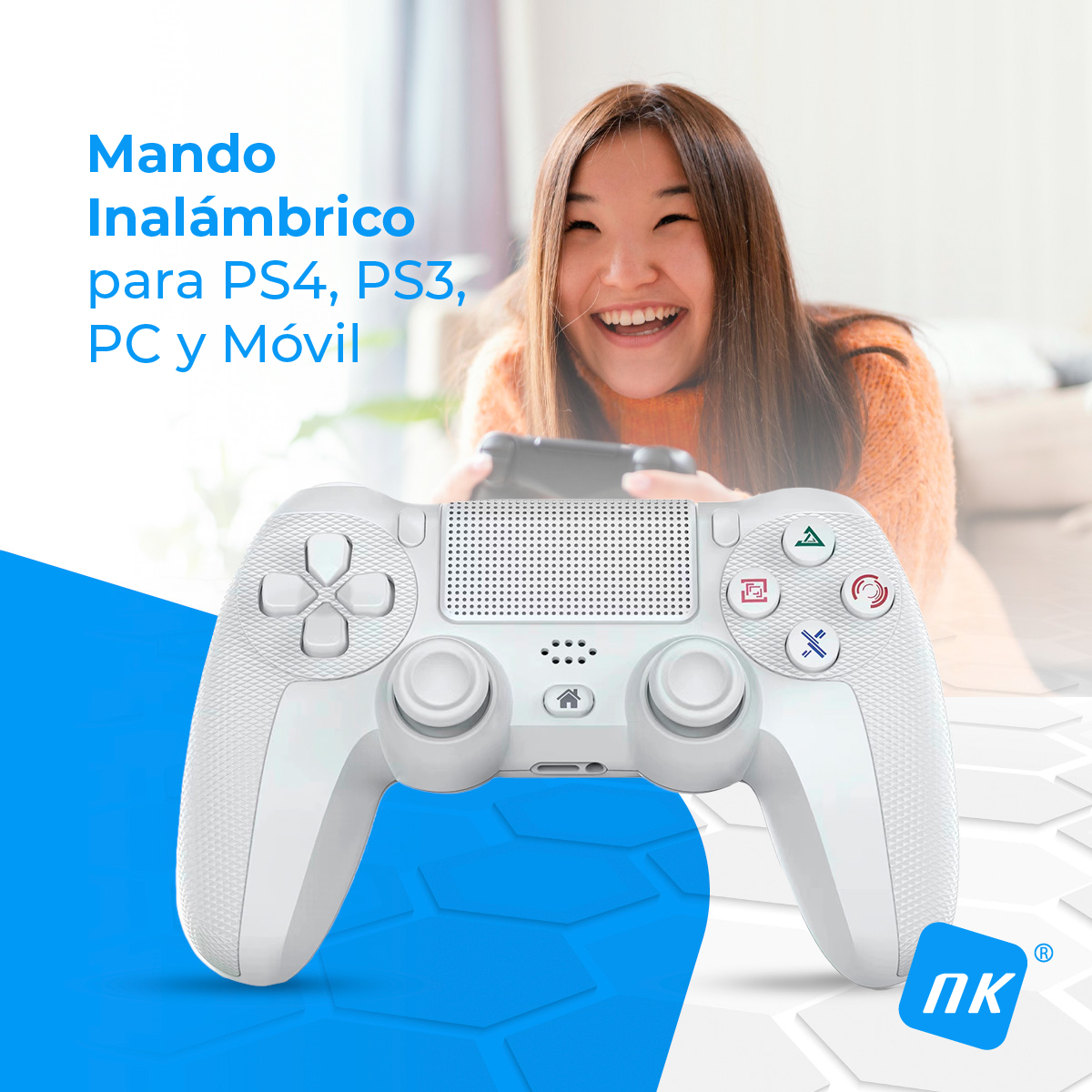 Una mujer sonriente sostiene un mando blanco para PS4, PS3, PC y móvil.