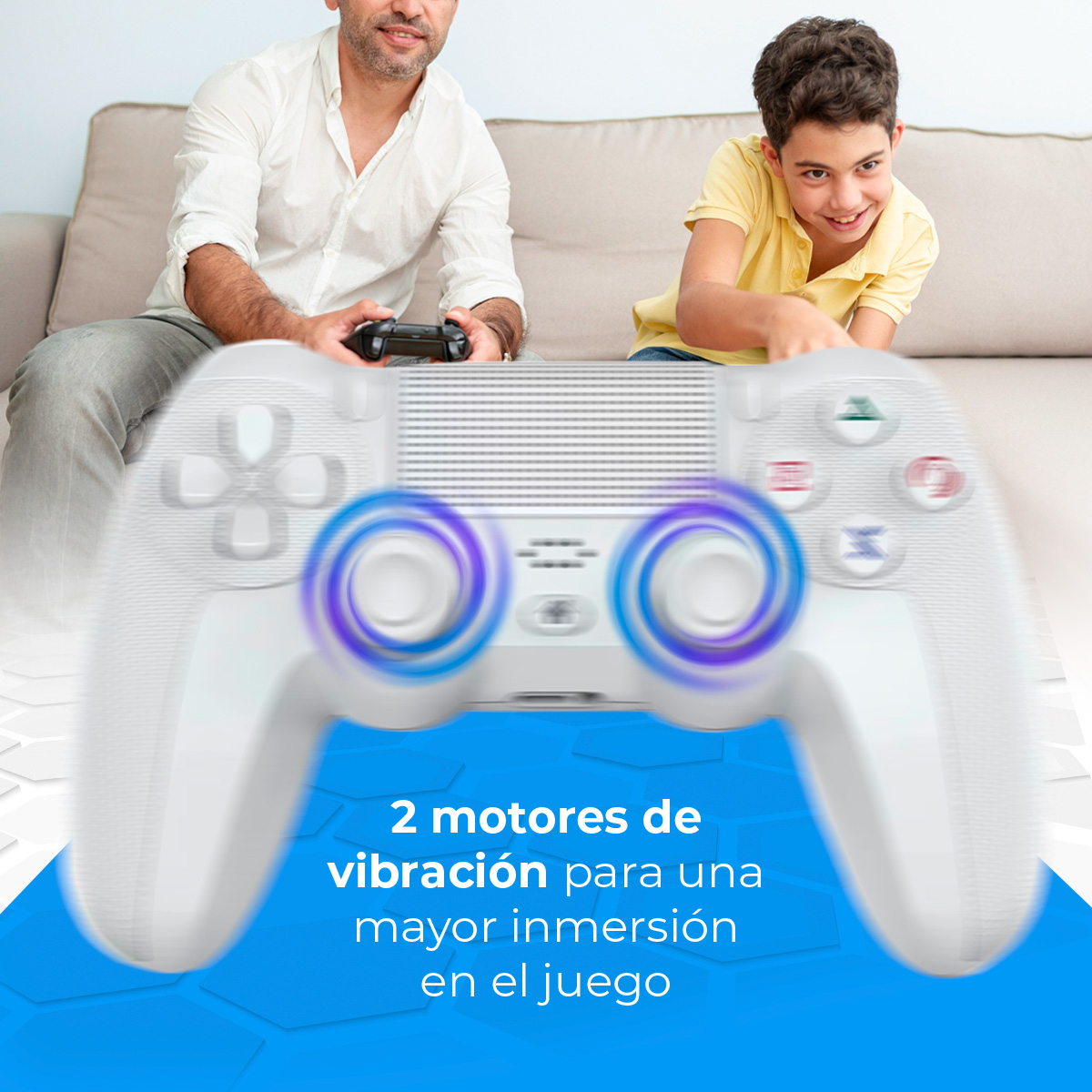 Hombre y niño jugando videojuegos con un mando blanco.