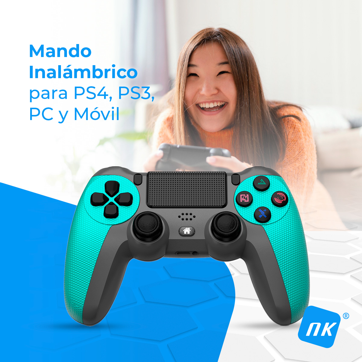 Un control de juego turquesa se muestra sobre un fondo azul y blanco. Una mujer juega al fondo.