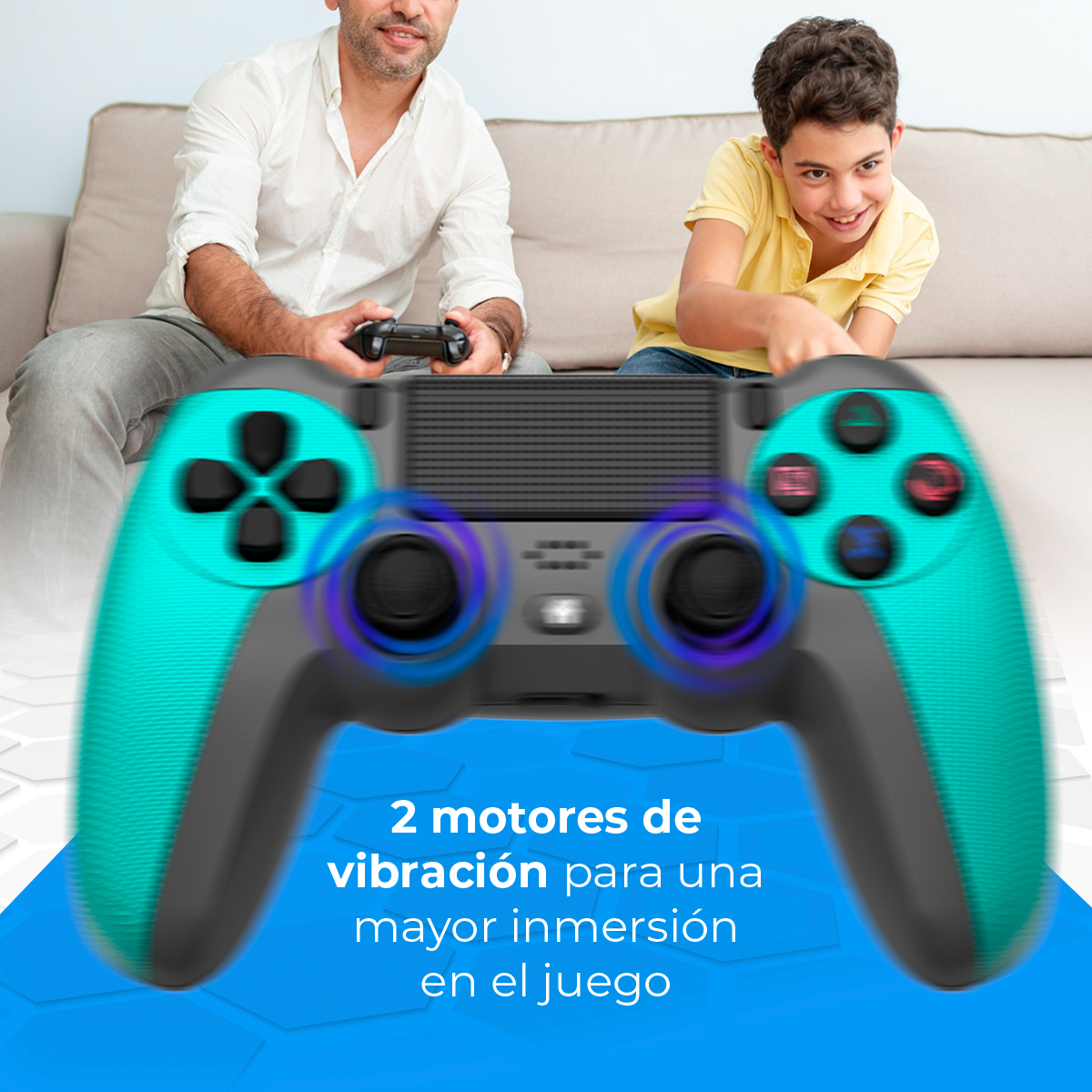 Padre e hijo jugando videojuegos con un control turquesa y gris.
