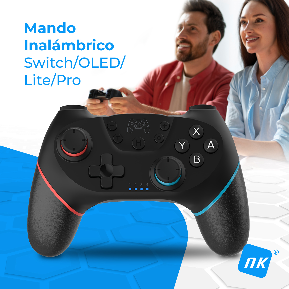 Un mando negro en primer plano. Dos personas jugando al fondo.