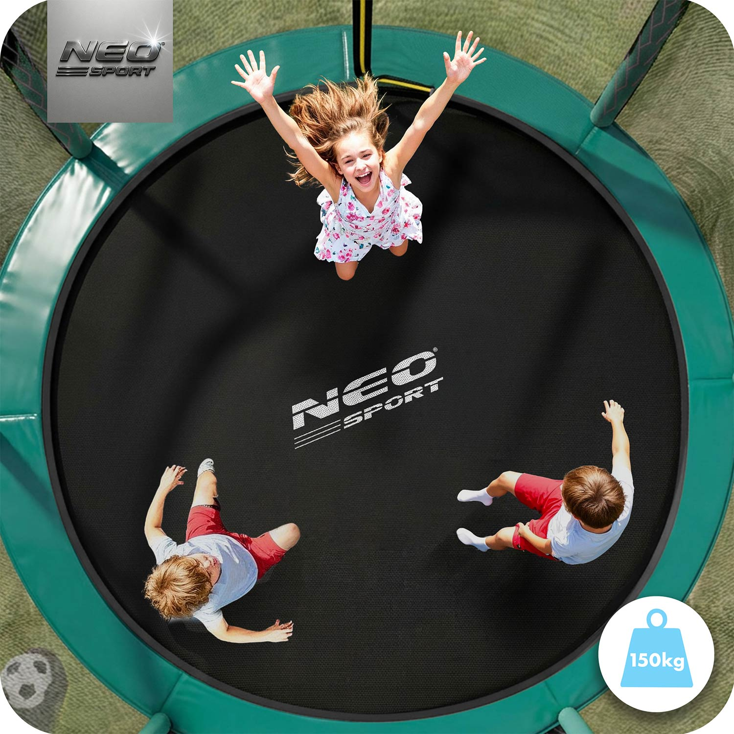 Troje dzieci skacze na trampolinie z logo NEO SPORT.