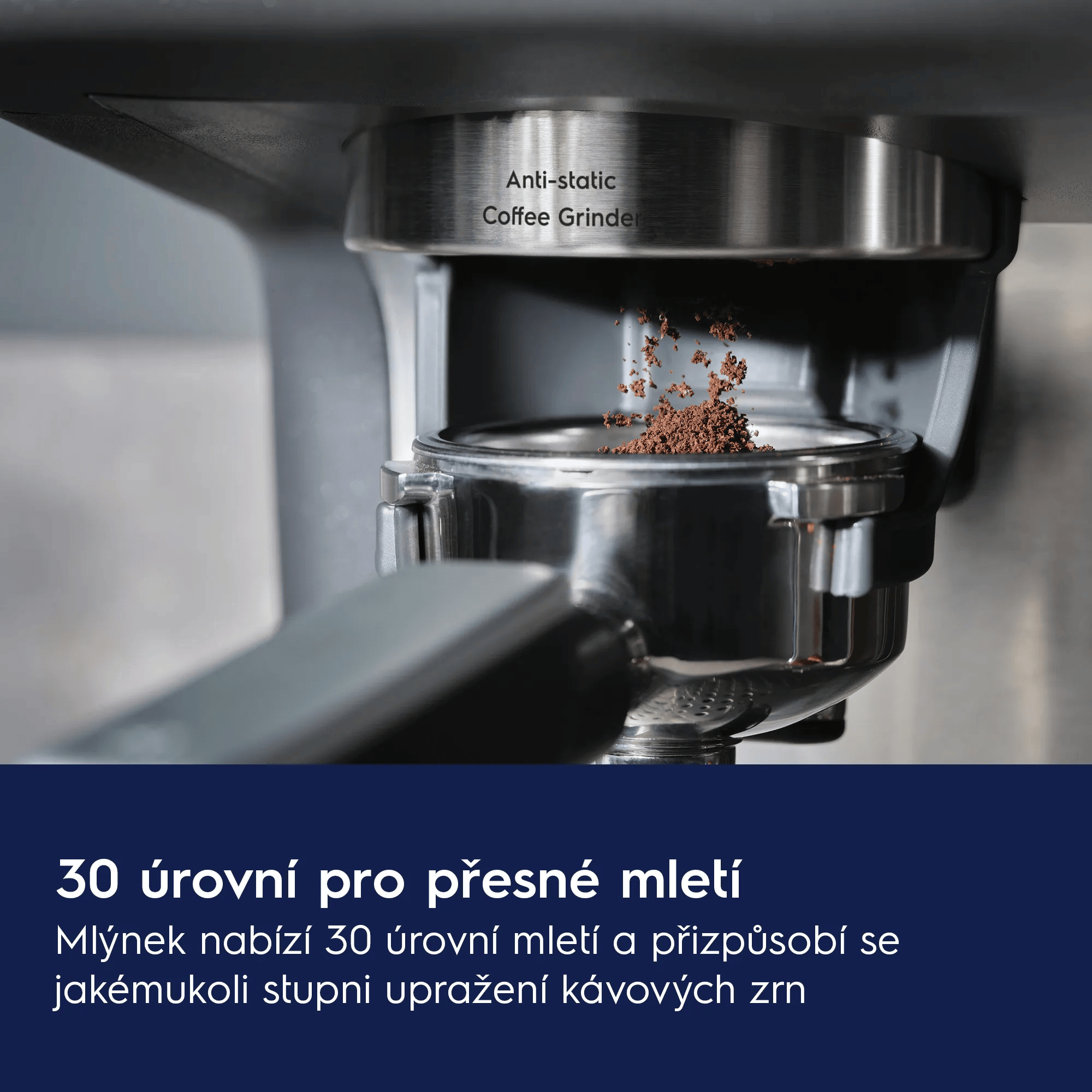 Macinacaffè eroga caffè macinato fine nel portafiltro.