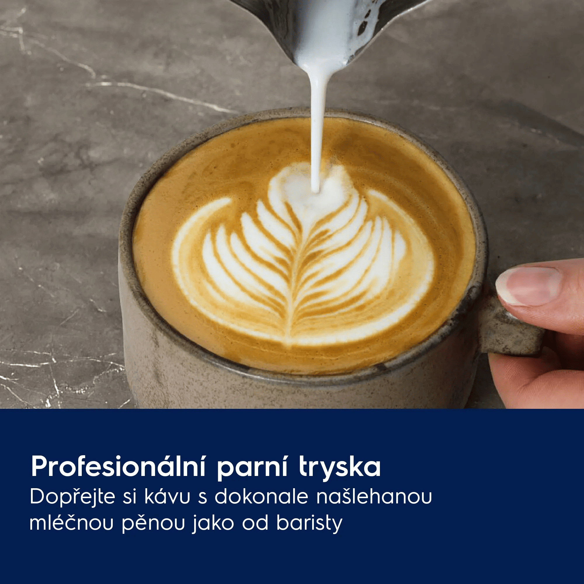 La schiuma di latte viene versata in una tazza da caffè con latte art.