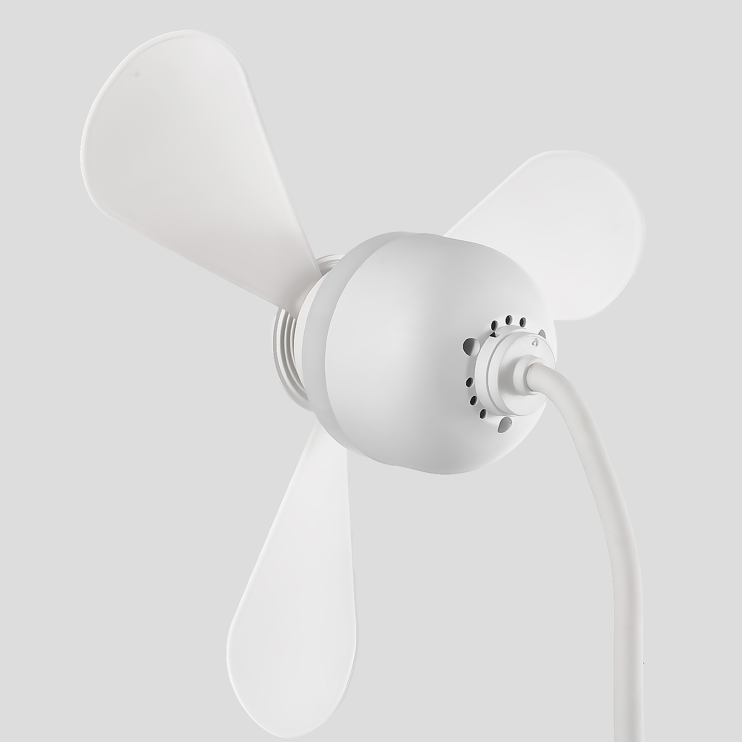 Un ventilador blanco con tres aspas sobre fondo gris.